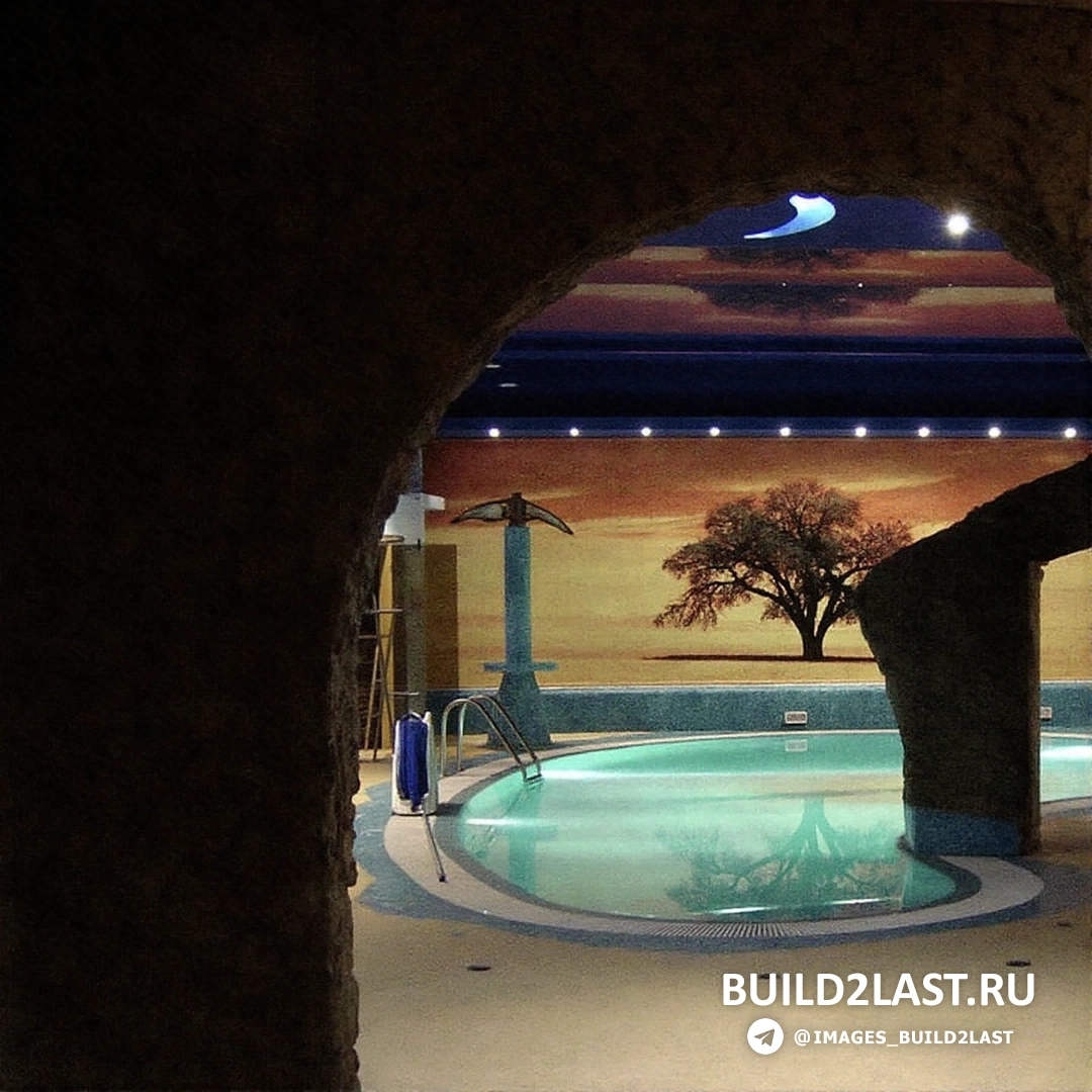 Бассейн с голубым оттенком, натяжными потолками и многоуровневыми потолками. Использование керамической плитки и лепнины в интерьере.