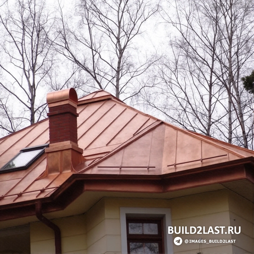 Фальцевая кровля голубого цвета.