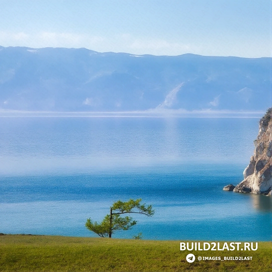 Голубое озеро в России, окружённое живописной природой