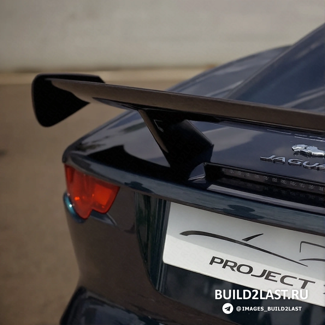 Jaguar F-Type Project 7 в динамичном движении на трассе