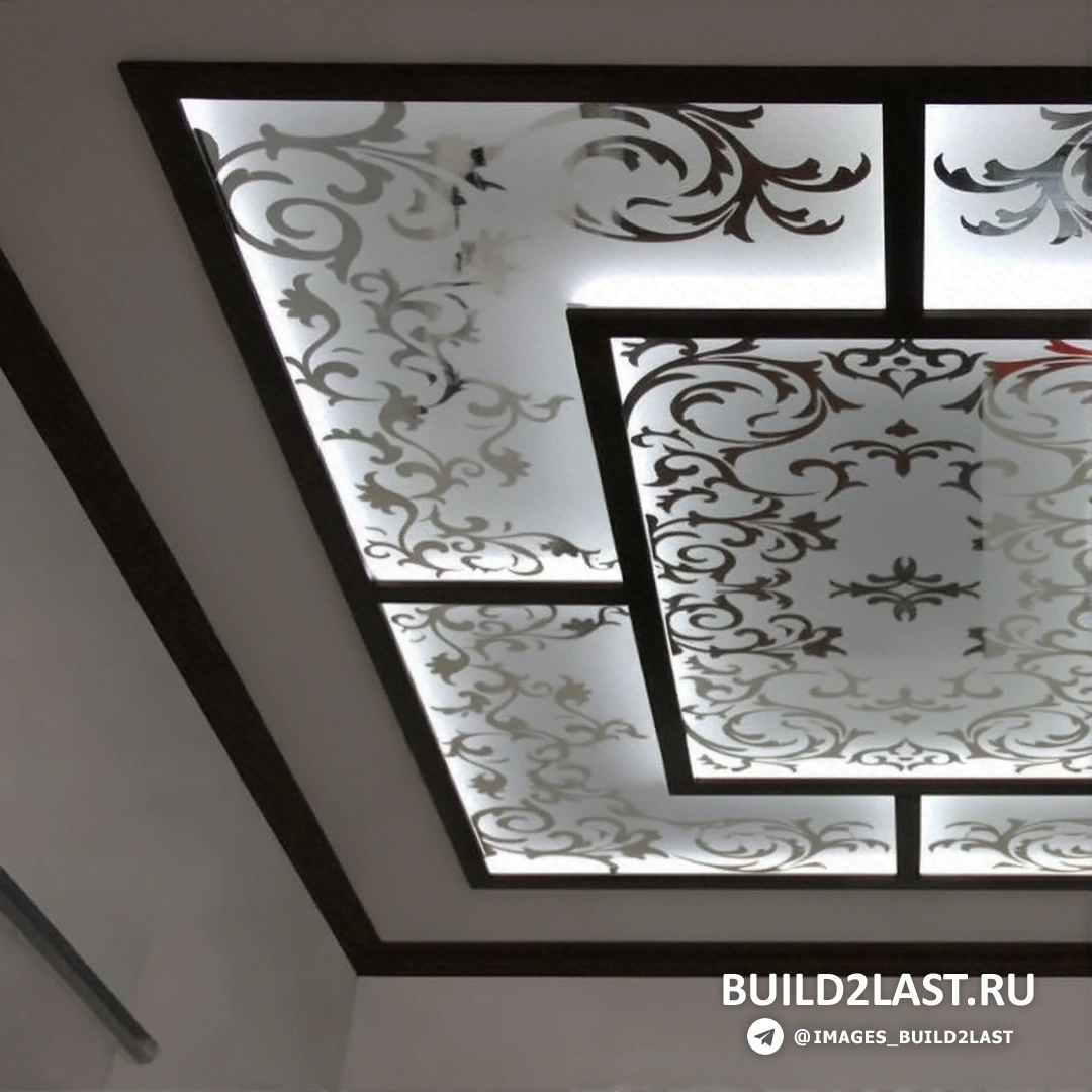 Разноцветные витражи, стеклянное оформление потолка, декоративный элемент